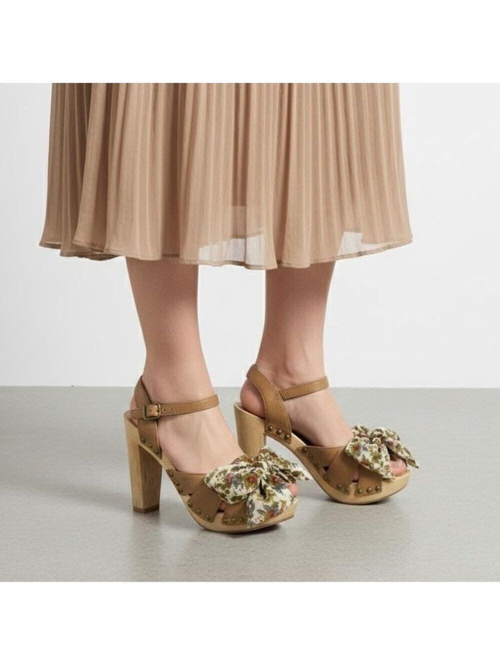 Vintage CROWN womenโs wood platform heels "miss america" floral fabric bow Sz 7M